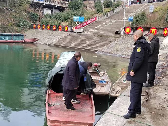 春運第一天，芷江水運事務(wù)中心執(zhí)法人員去碧涌大垅進(jìn)行安全巡查，確保水上交通安全！ (4)